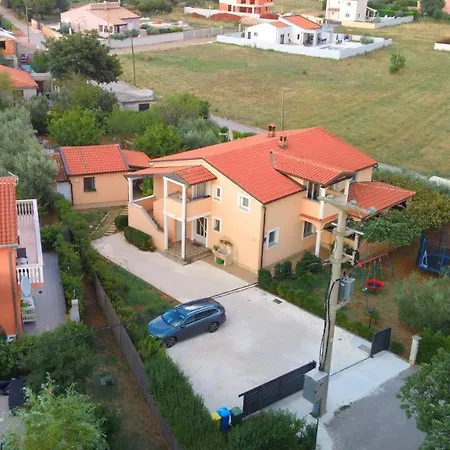 Lägenhet Comfortable Near Pula *