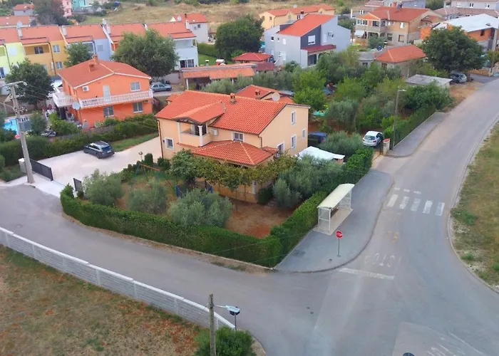 아파트 Comfortable Near Pula Marčana