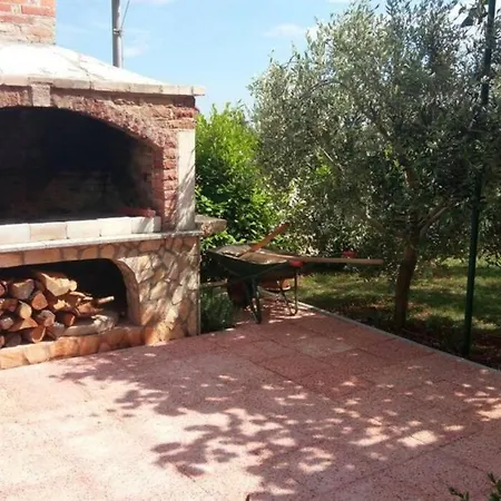 Comfortable Near Pula Apartman