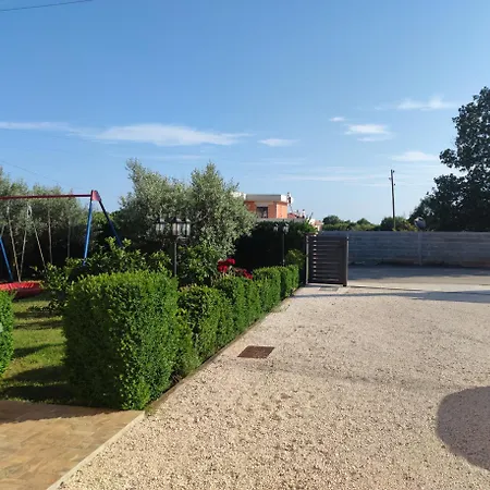 Comfortable Near Pula Apartment *